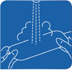 Verband unter Wasser abspülen